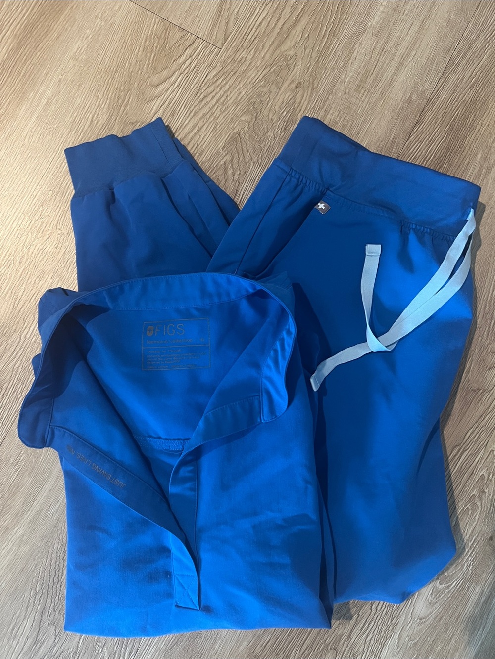 Figs royal blue XL Jogger & XL
Rafaela Scrub Top Set